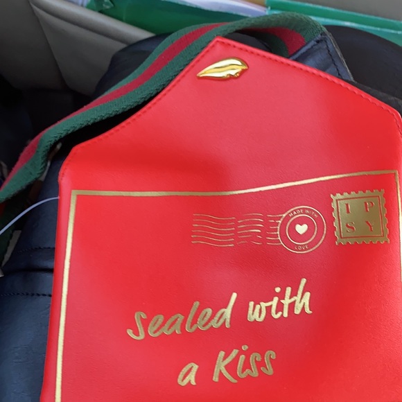 ISPY GLAM BAG SEALED WITH A KISS NEVER USED - Picture 6 of 7